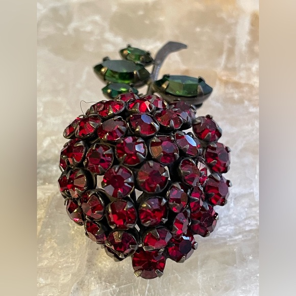 Rare Vintage Signed SCHREINER Cherry Brooch 🍒 50’s Rhinestone Brooch New York - Picture 6 of 8